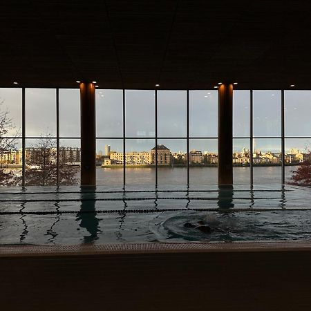 Canary Riverside Plaza Hotel London Bagian luar foto View from the pool