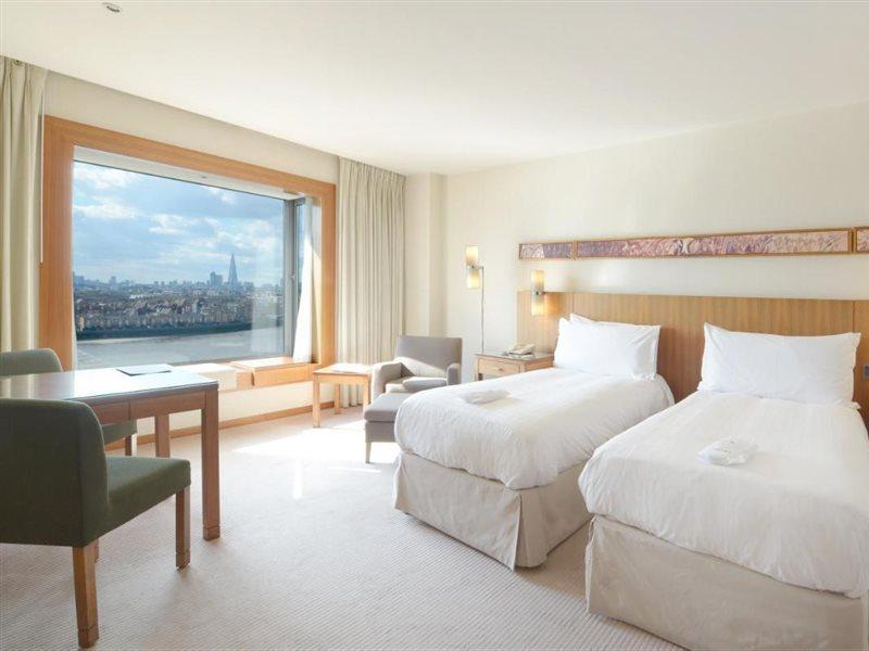 Canary Riverside Plaza Hotel London Bagian luar foto A room at the hotel
