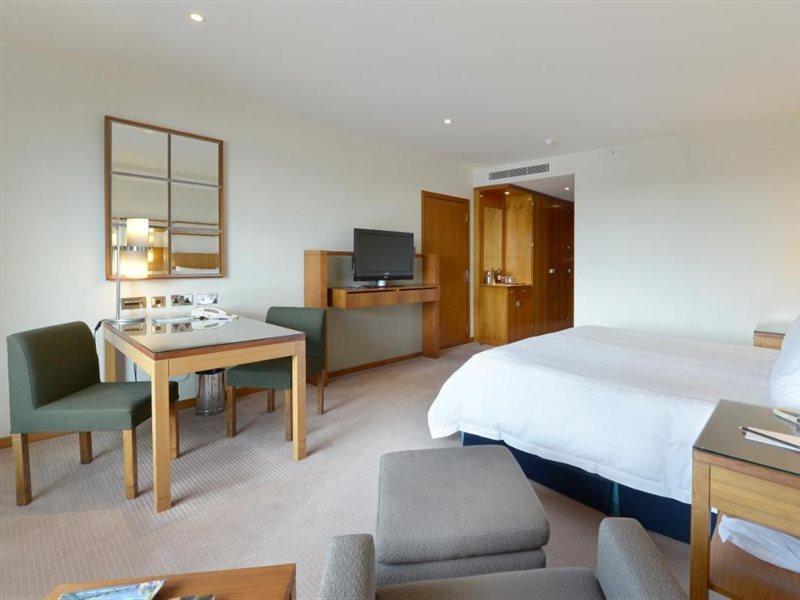 Canary Riverside Plaza Hotel London Bagian luar foto A room at the hotel