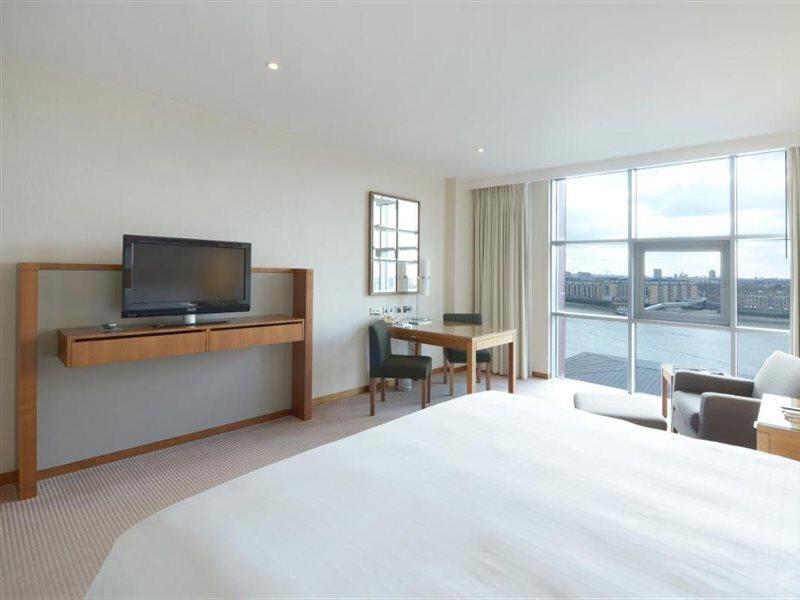 Canary Riverside Plaza Hotel London Bagian luar foto A room at the Hilton London Heathrow