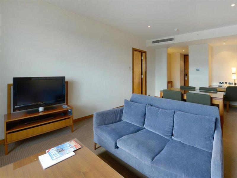 Canary Riverside Plaza Hotel London Bagian luar foto A living room in a serviced apartment