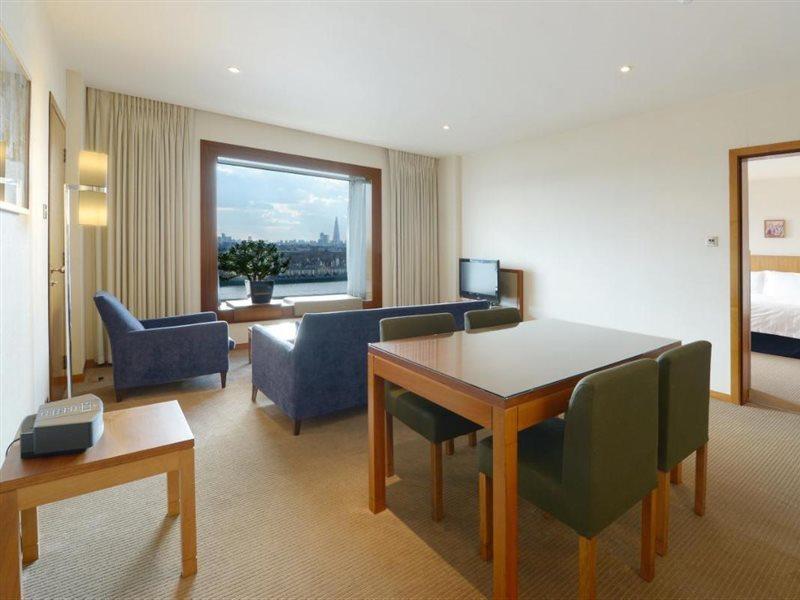Canary Riverside Plaza Hotel London Bagian luar foto A suite at the Hilton London Heathrow