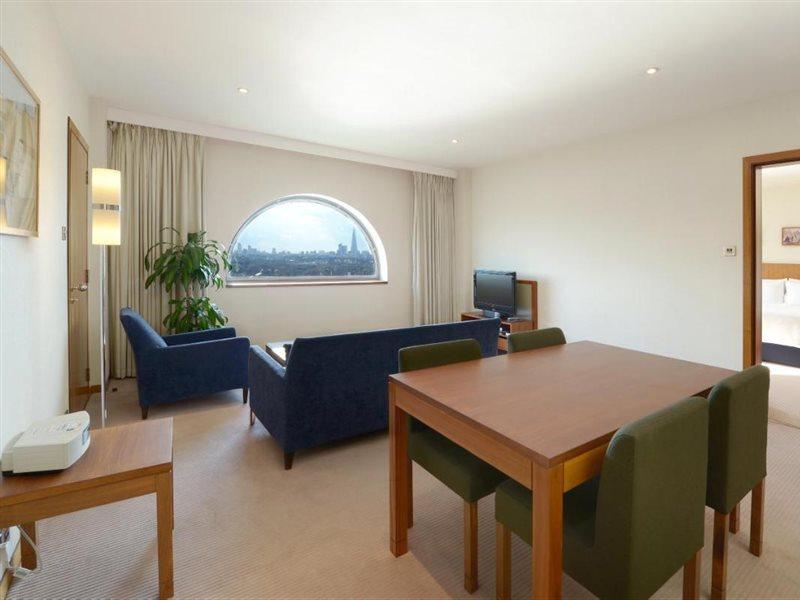 Canary Riverside Plaza Hotel London Bagian luar foto A typical apartment