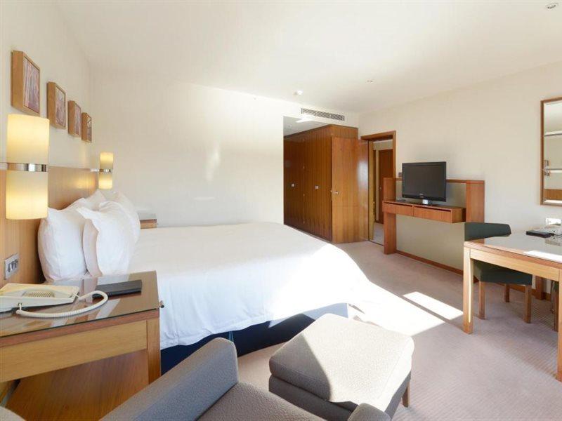 Canary Riverside Plaza Hotel London Bagian luar foto A room at the hotel