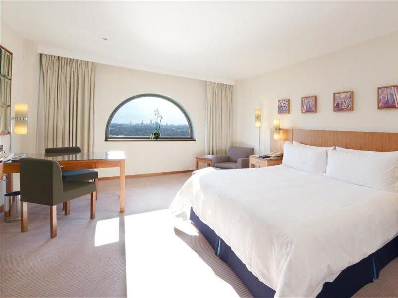 Canary Riverside Plaza Hotel London Bagian luar foto A room at the hotel