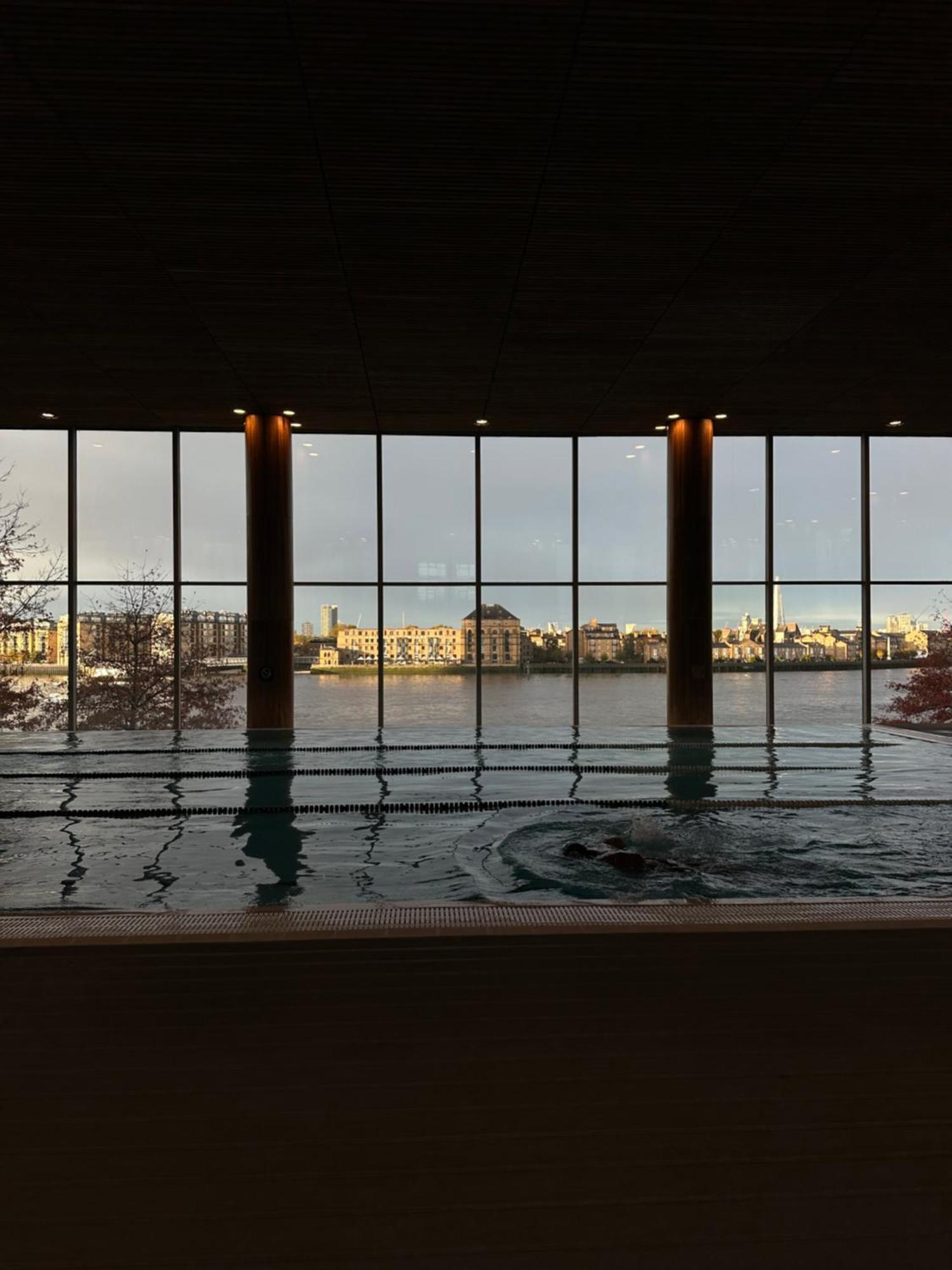 Canary Riverside Plaza Hotel London Bagian luar foto View from the pool