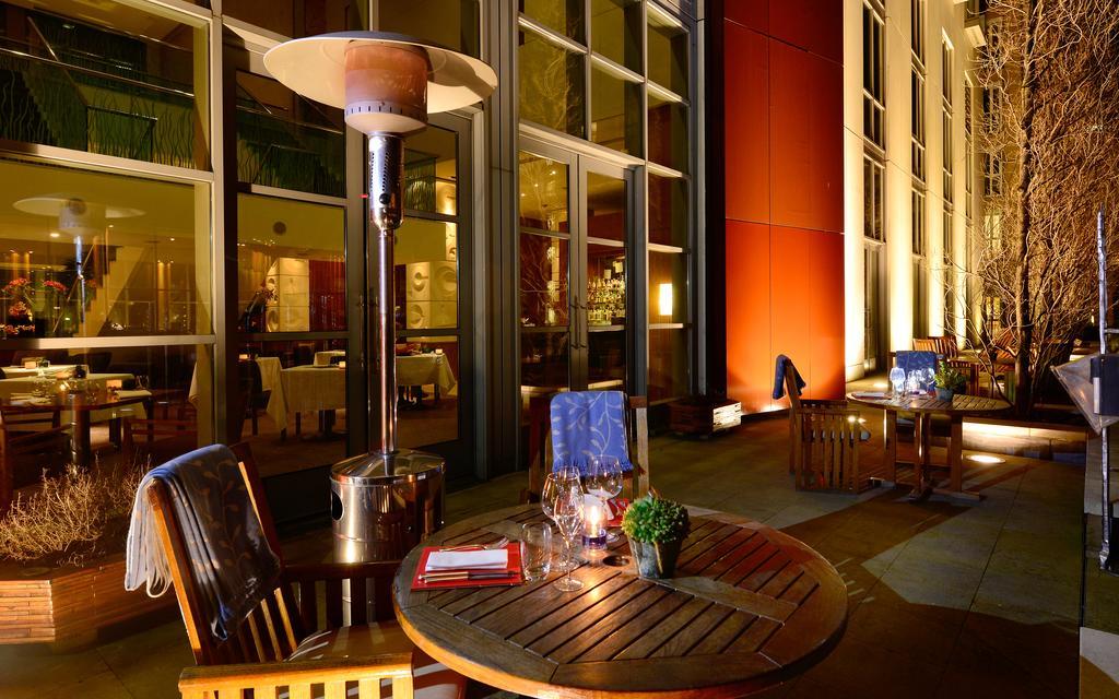 Canary Riverside Plaza Hotel London Bagian luar foto Patio at the Four Seasons Hotel