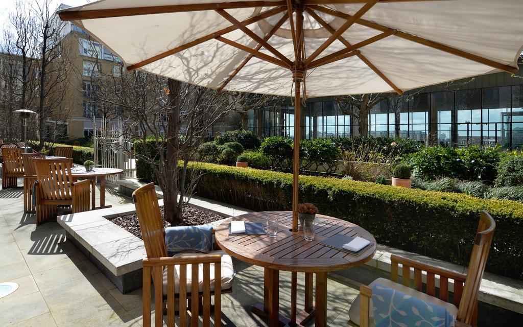 Canary Riverside Plaza Hotel London Bagian luar foto The garden at the hotel