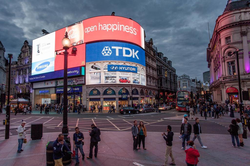 Canary Riverside Plaza Hotel London Bagian luar foto Piccadilly Circus