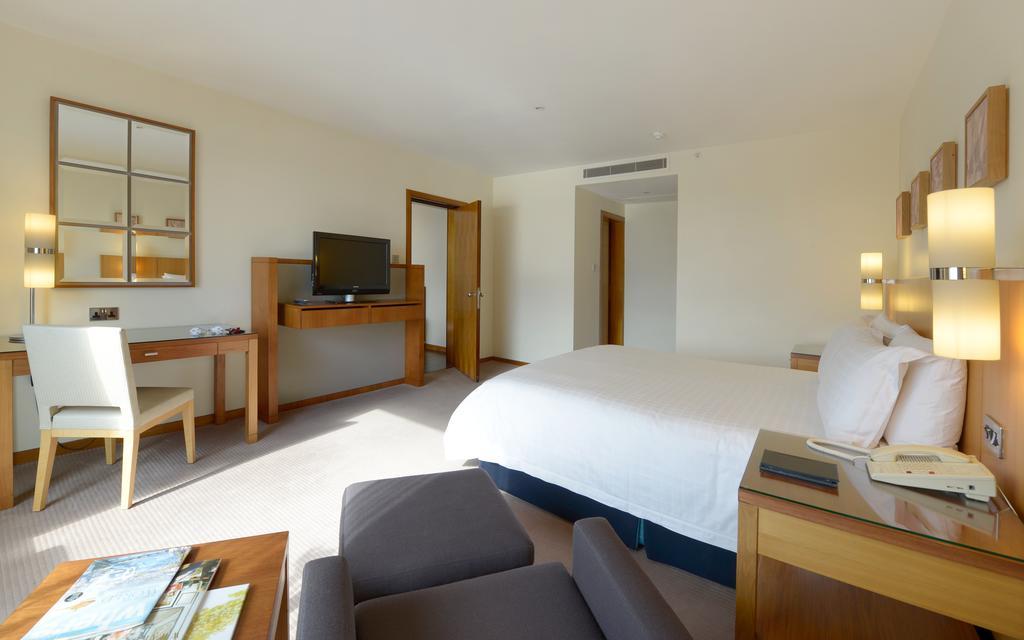Canary Riverside Plaza Hotel London Bagian luar foto A room at the hotel