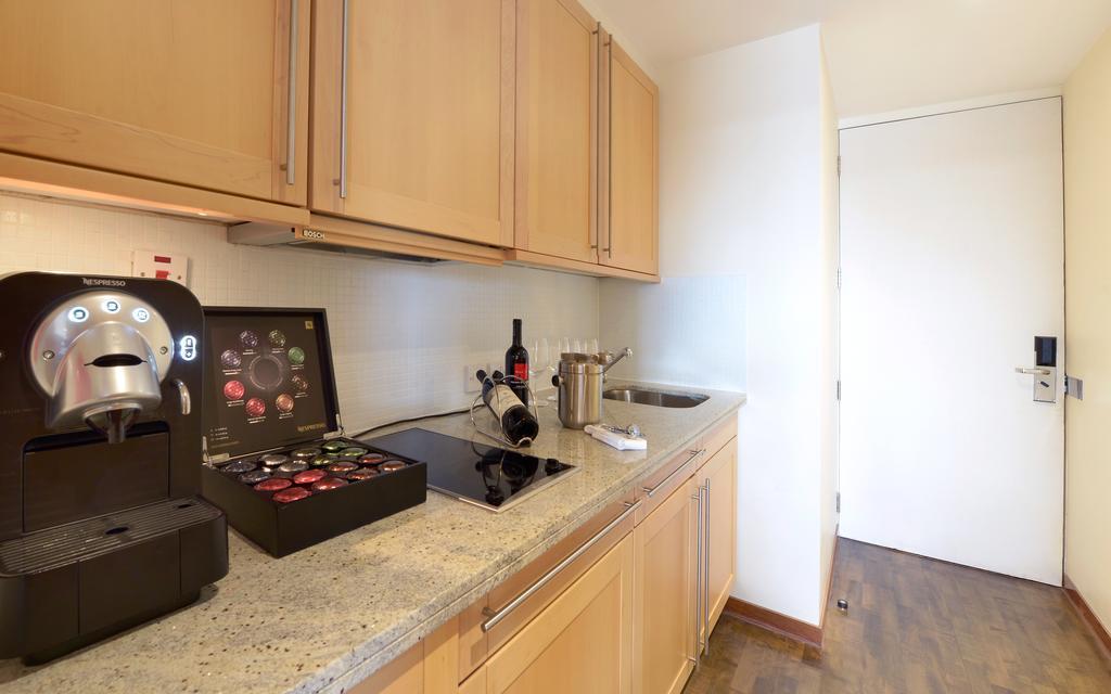 Canary Riverside Plaza Hotel London Bagian luar foto A typical kitchen in a student apartment