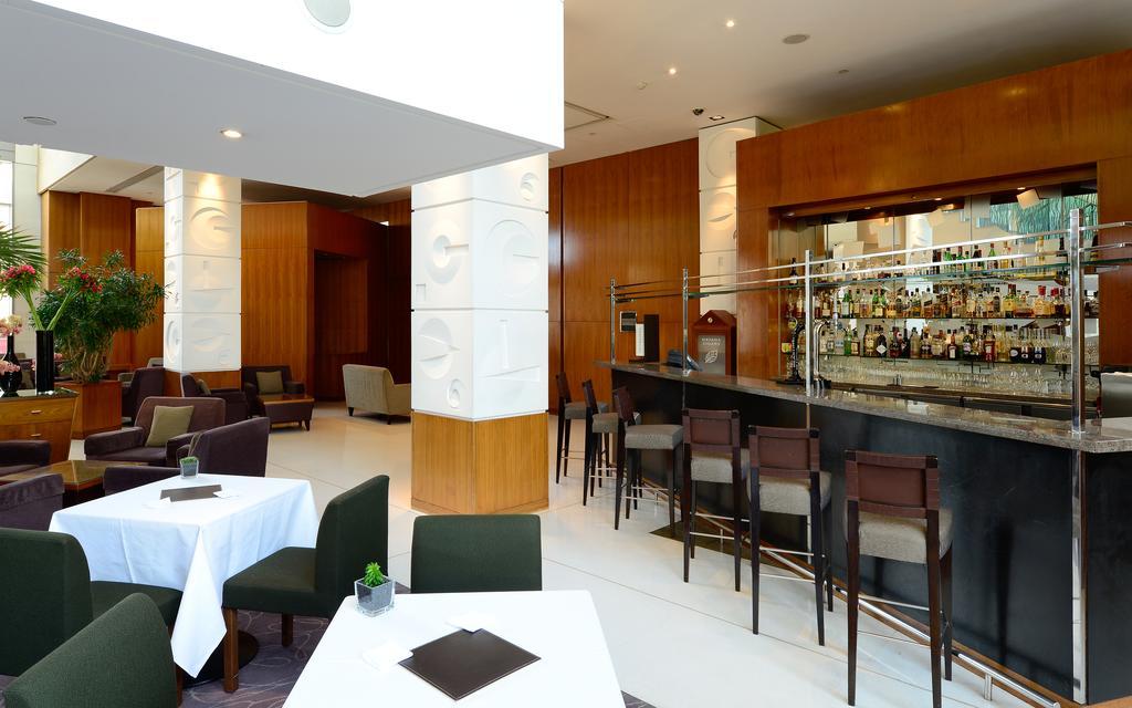 Canary Riverside Plaza Hotel London Bagian luar foto The bar at the restaurant