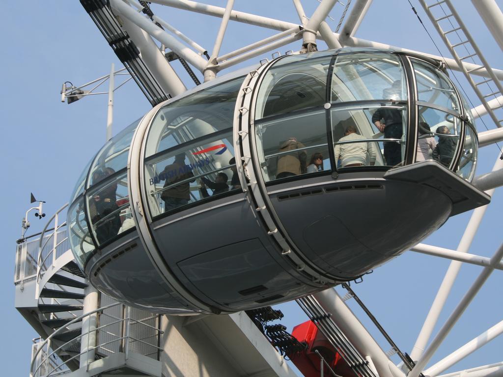 Canary Riverside Plaza Hotel London Bagian luar foto A capsule of the London Eye