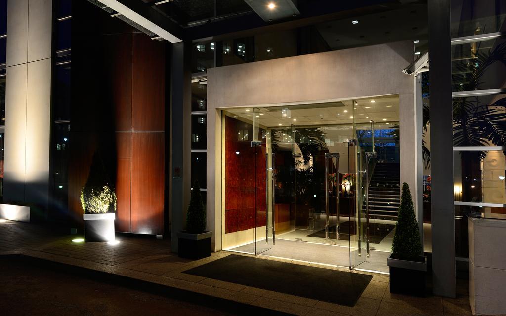 Canary Riverside Plaza Hotel London Bagian luar foto Entrance to the hotel