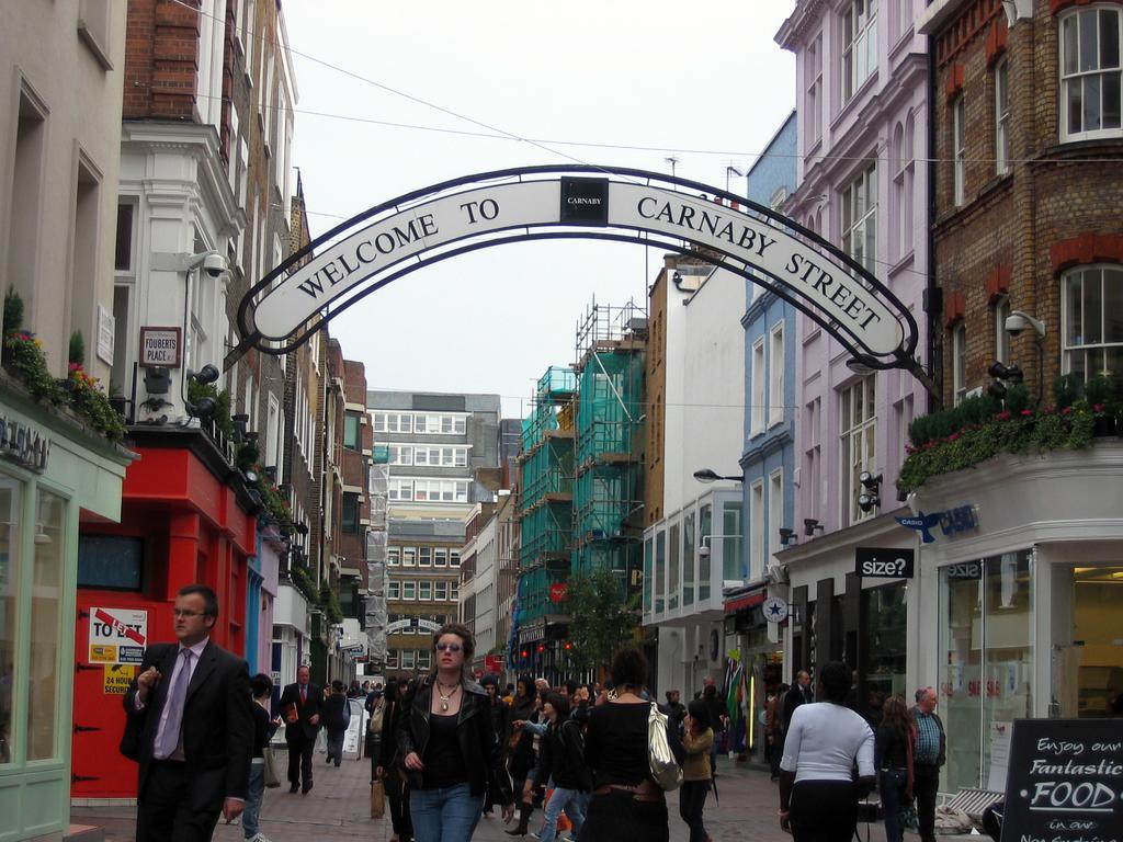 Canary Riverside Plaza Hotel London Bagian luar foto The entrance to Carnaby Street