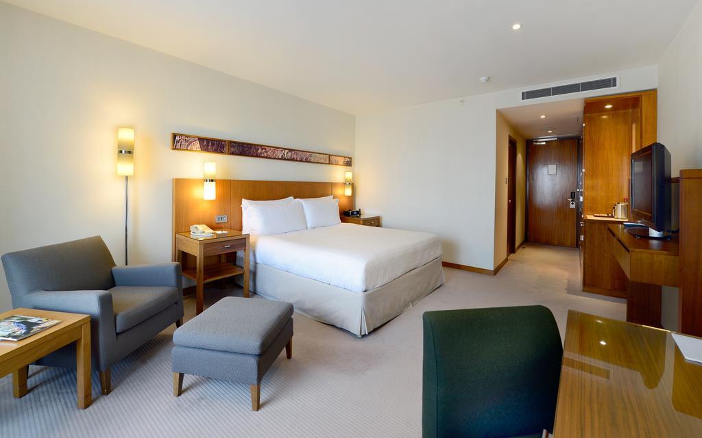Canary Riverside Plaza Hotel London Bagian luar foto A room at the hotel