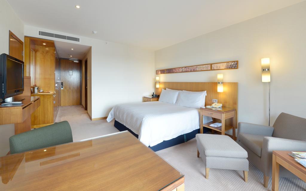 Canary Riverside Plaza Hotel London Bagian luar foto A room at the hotel