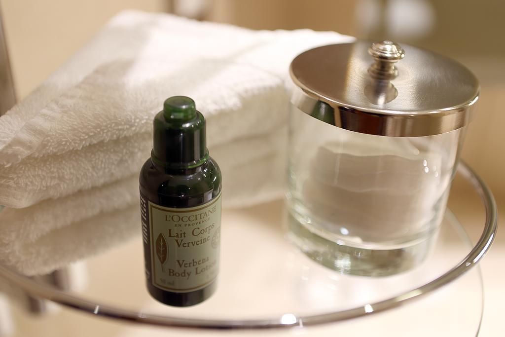 Canary Riverside Plaza Hotel London Bagian luar foto L'OCCITANE Verbena Hand Cream