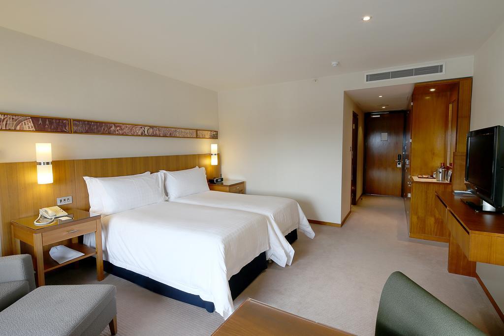 Canary Riverside Plaza Hotel London Bagian luar foto A room at the hotel