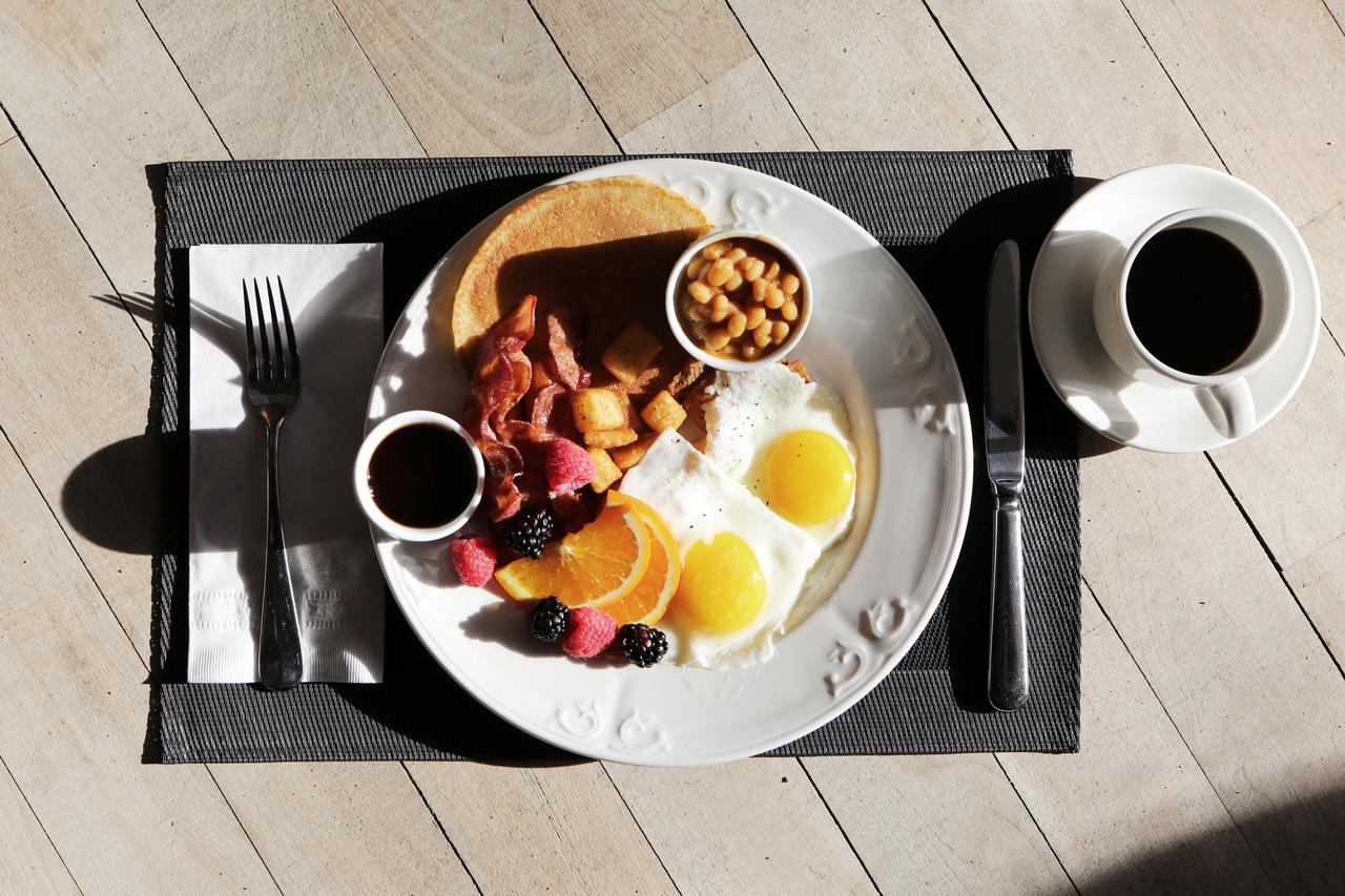 Canary Riverside Plaza Hotel London Bagian luar foto A typical American breakfast