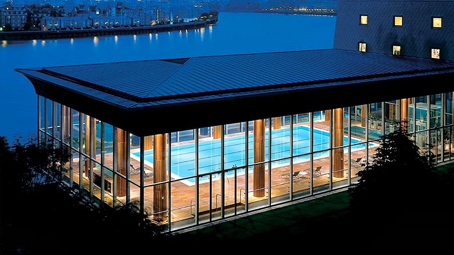 Canary Riverside Plaza Hotel London Bagian luar foto The swimming pool at the hotel