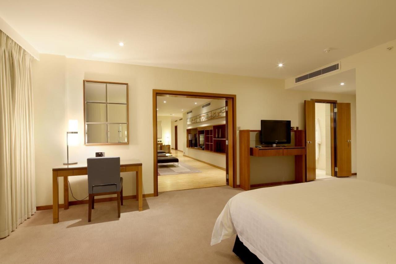 Canary Riverside Plaza Hotel London Bagian luar foto A suite at the Conrad Dubai