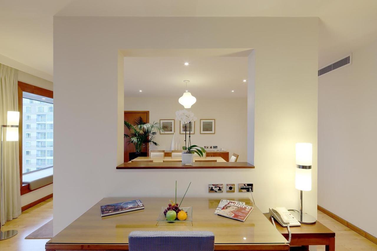Canary Riverside Plaza Hotel London Bagian luar foto A pass-through window in a hotel room