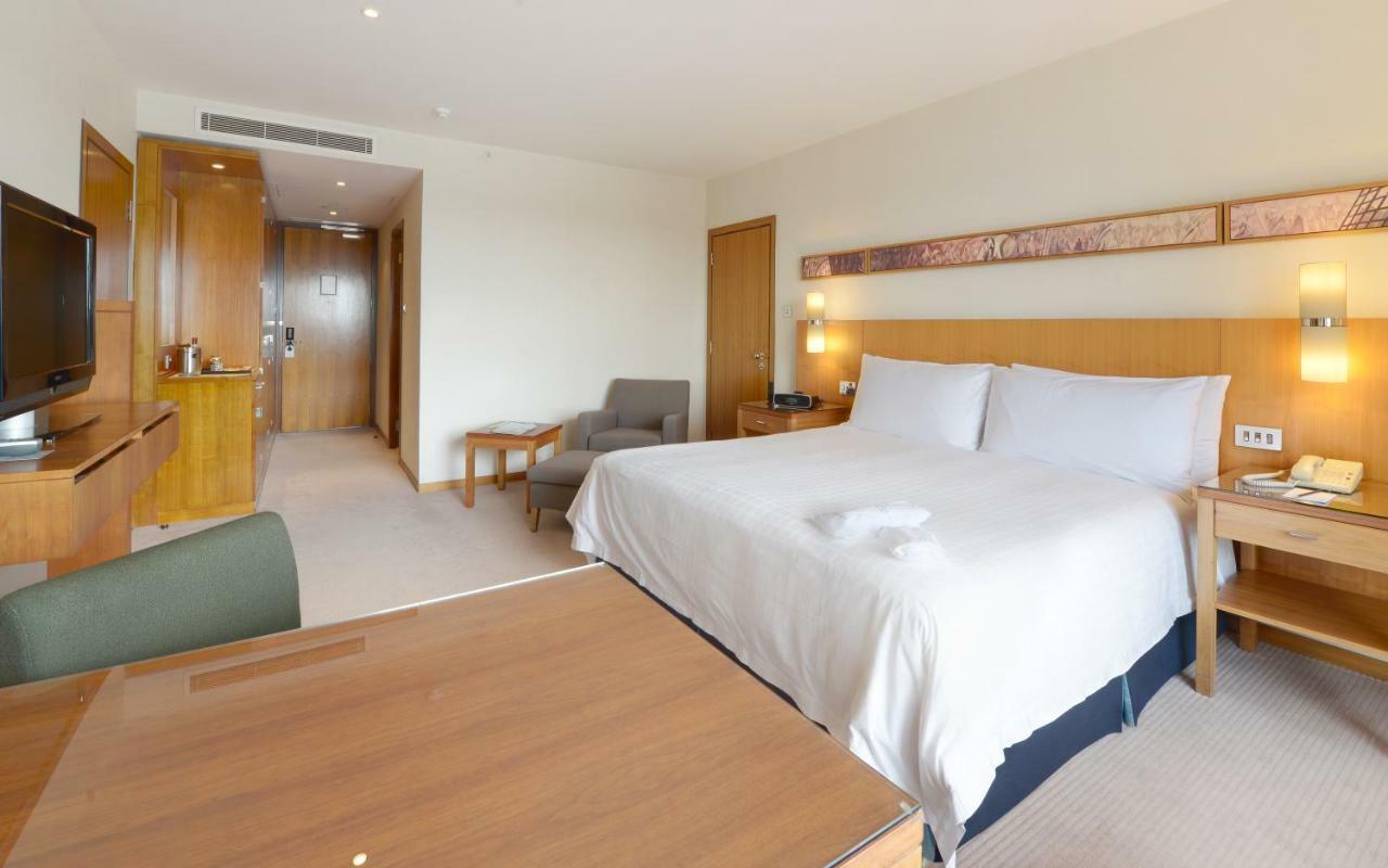 Canary Riverside Plaza Hotel London Bagian luar foto A room at the hotel